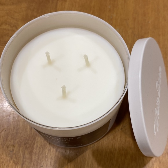 COPY - COPY - NWT.  Bath & Body, (White Barn), 3-wick candle. - Picture 2 of 8